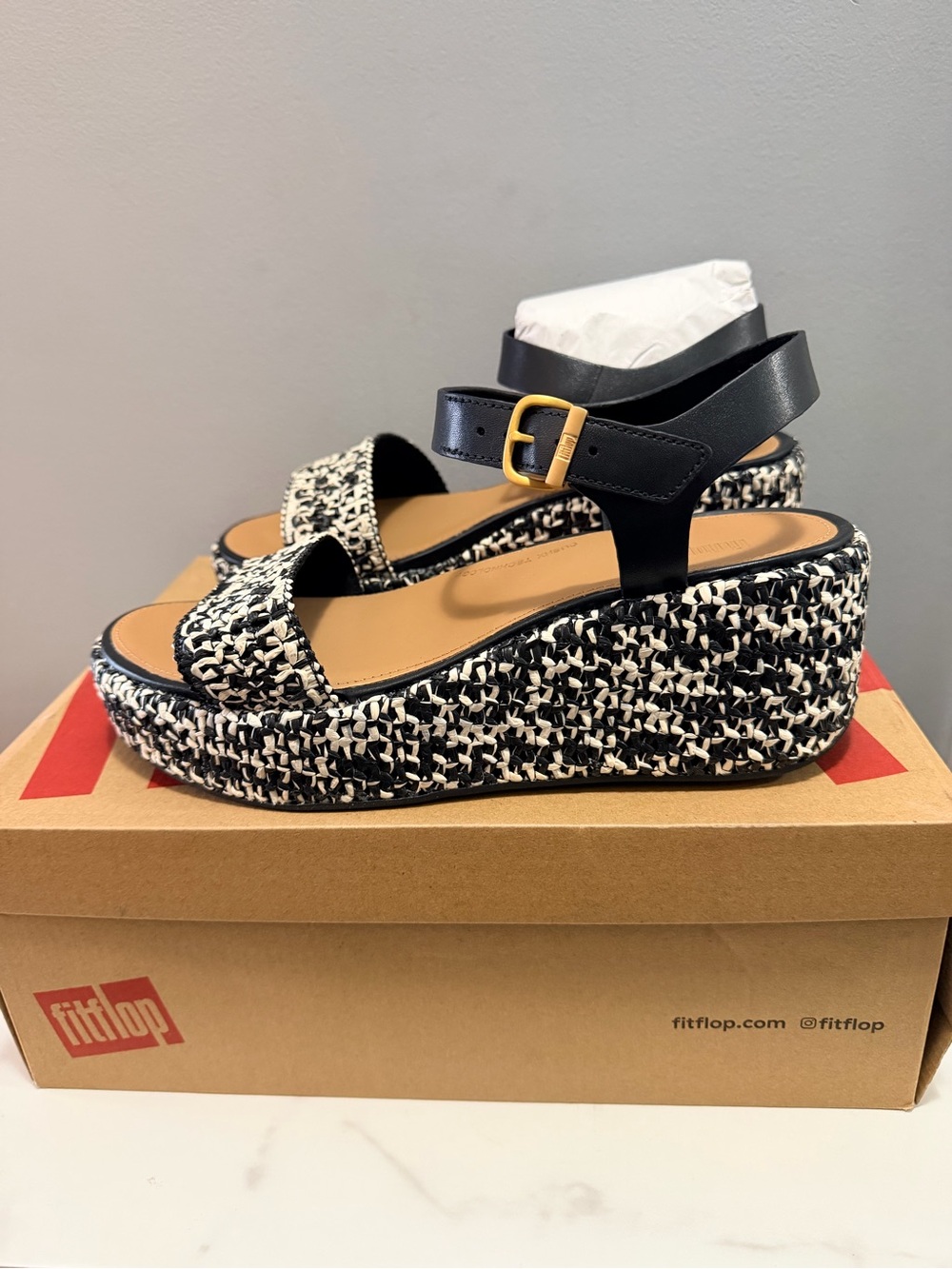 FitFlop Black & White Woven Platform size 9 Sandals NEW in Box